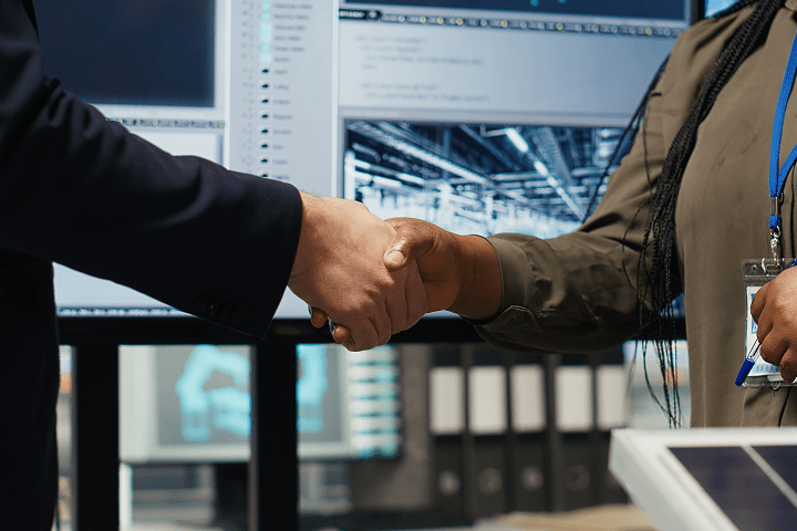 提供设备维保及GPU/主板备件更换，<br>确保硬件稳定与低停机